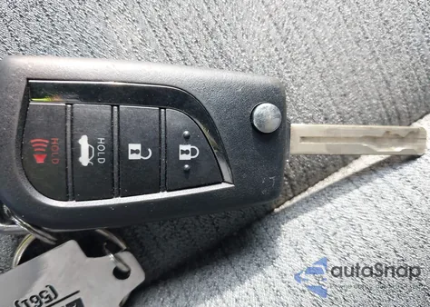 2020 Toyota Camry Le z USA, uszkodzony, nr VIN 4T1C11AK8LU861497